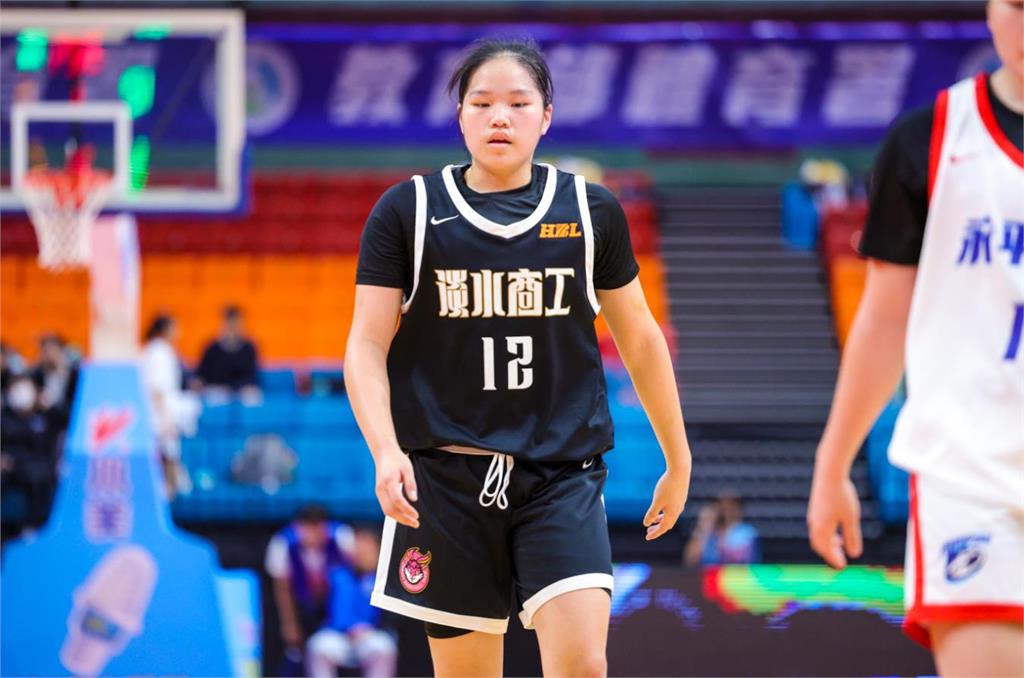HBL(影)/廖秀珍籃下超猛無人能擋! 28分28籃板助淡水商工擊敗永平高中