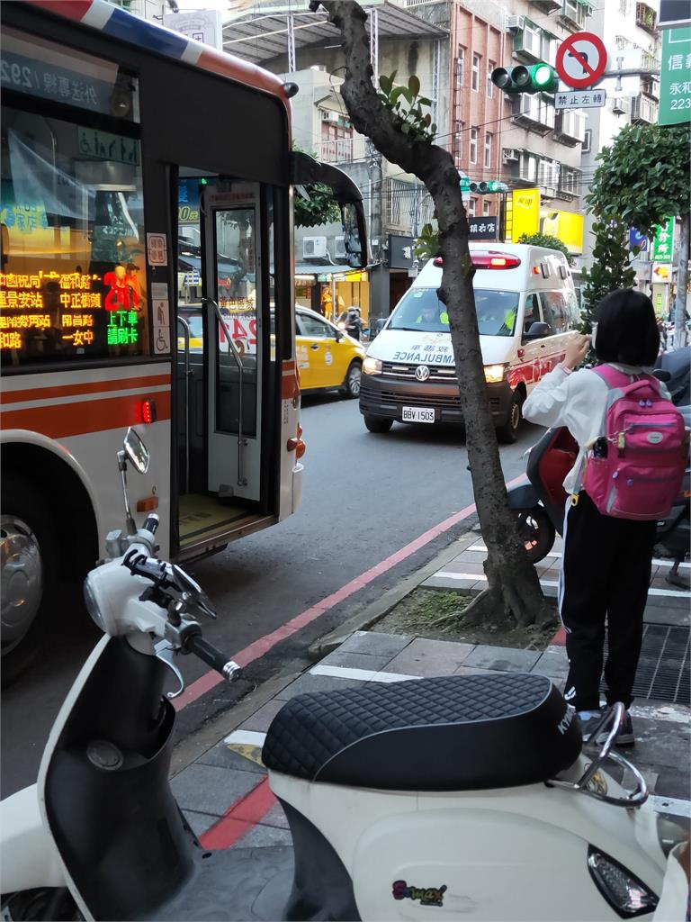 公車急煞「老婦跌倒昏迷」！大人全嚇傻、小六女童冷靜報案感動全網