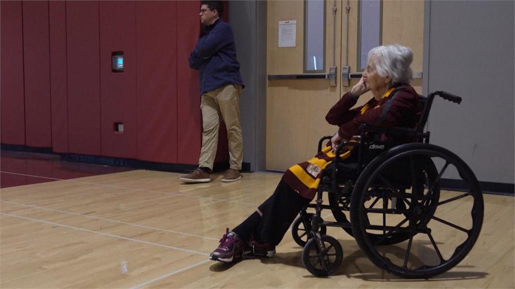 美國大學男籃隊103歲牧師 做選手後盾成為傳奇