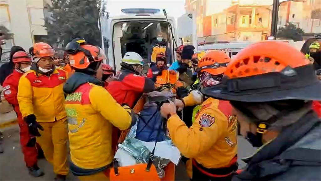女兒平安獲救！土耳其父親激動與台灣搜救隊擁抱　超感人一幕曝光