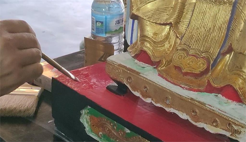 修補信仰也修補人心　修復師替花蓮泡水神像重新上彩