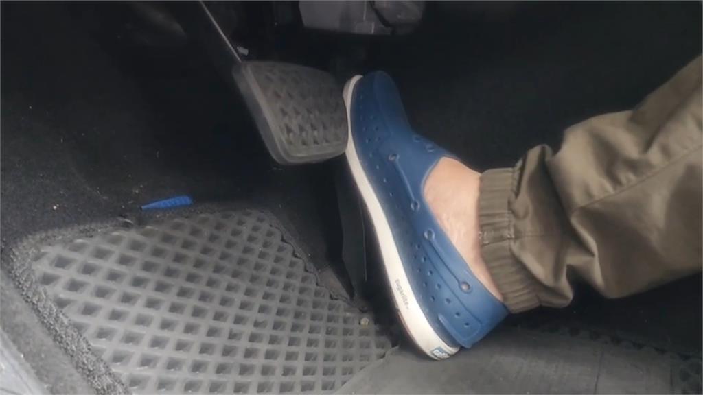 機械洗車出「撞」況! 疑失控駕駛暴衝撞前後車