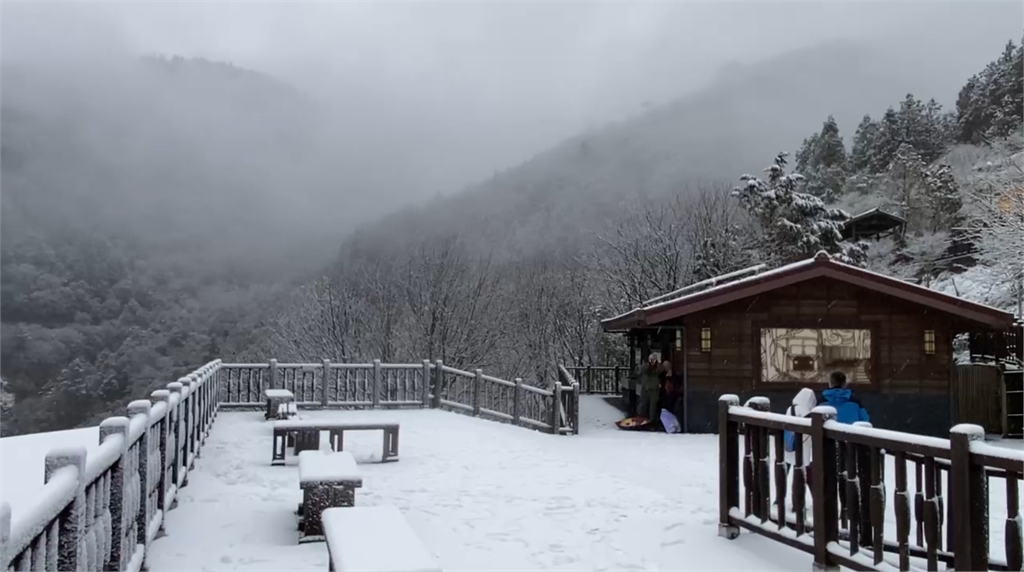 快新聞/強烈大陸冷氣團來襲!低溫+水氣充足 今晨高山陸續出現降雪