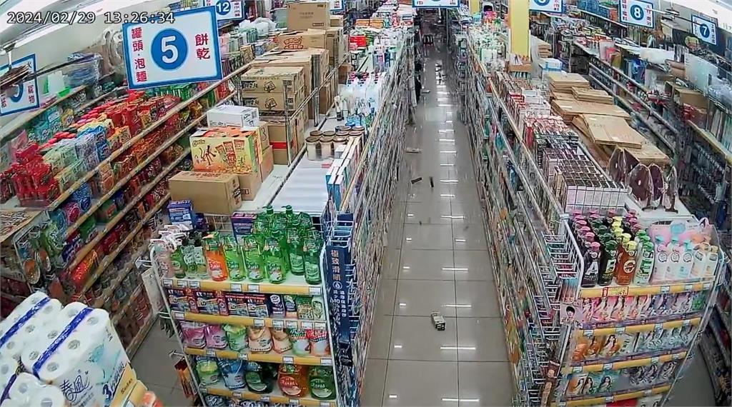 快新聞/嘉義太保4.9地震賣場監視畫面曝光 晃動瞬間店員嚇壞急奔