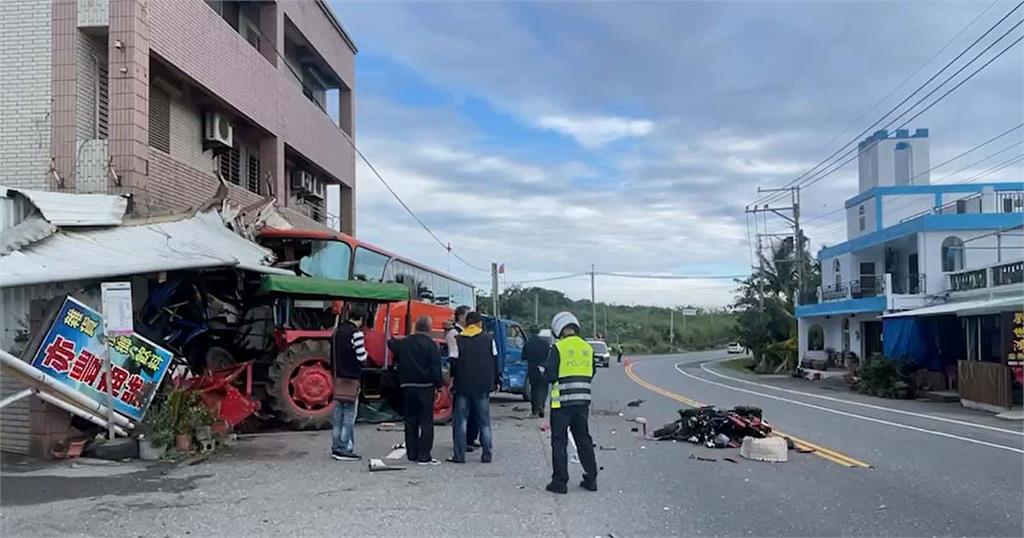 快新聞／花蓮客運駕駛疑撿手機、閃貓　撞上耕耘機衝向民宅