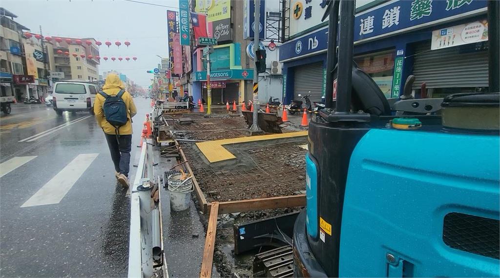 危險！短褲女「爬推土機熱舞」　一旁民眾起鬨錄影