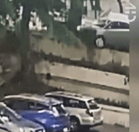 86歲阿嬤誤踩油門「飛車入格」!汽車翻滾360度墜落5公尺「完美停車」畫面曝光