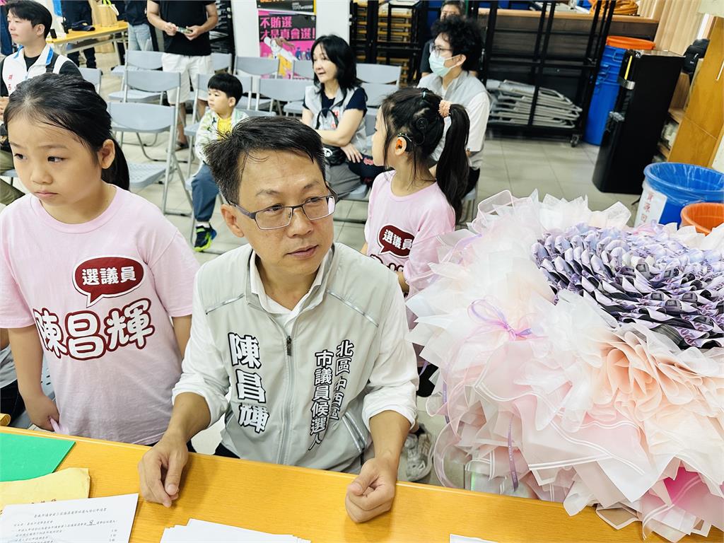 登記拚創意！「她」披婚紗嫁台南　無黨籍參選人捧鈔票花束