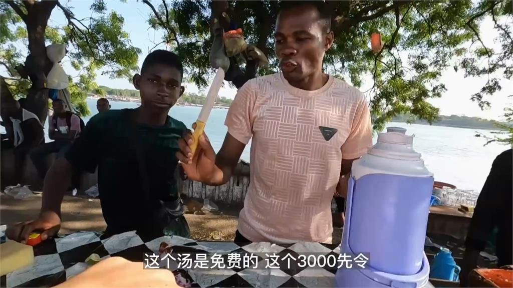 當場被坑錢！中國男非洲街頭嚐海鮮　吃完老闆喊價竟直接10倍漲