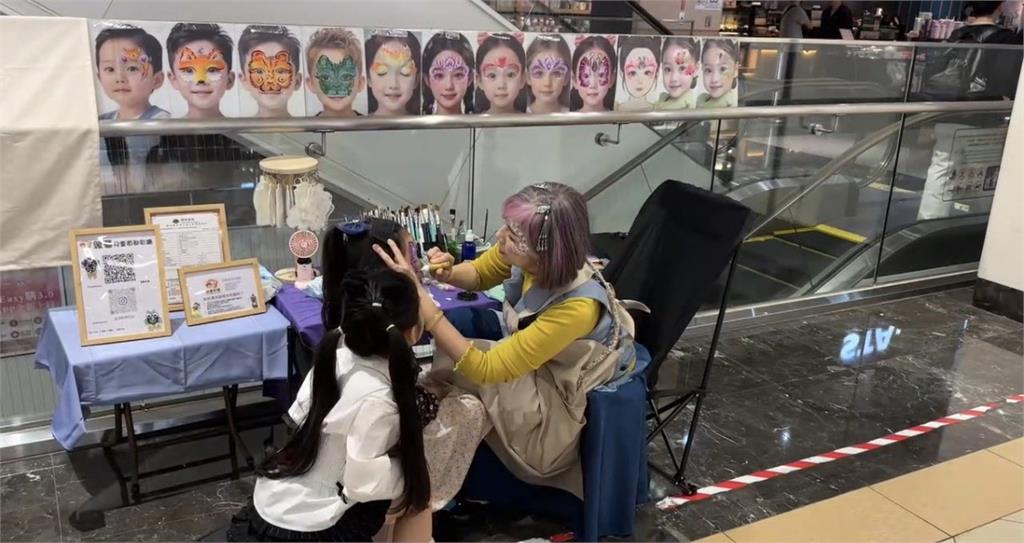 小朋友稚嫩臉龐成畫布 "面部彩繪師"化身快樂魔法師