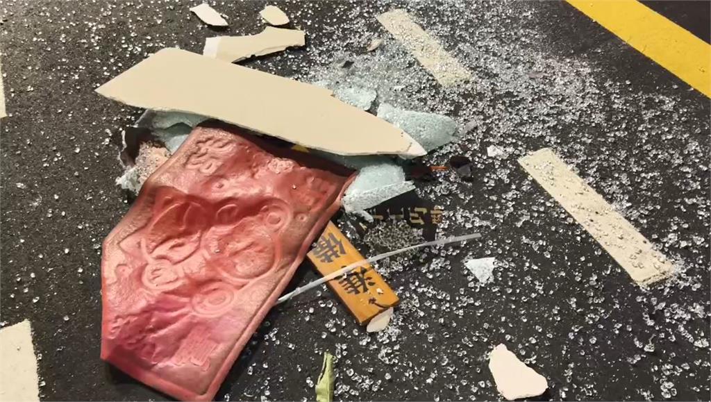 快新聞／北投「林家排骨」深夜疑氣爆！碎玻璃噴濺滿街　現場一片狼藉