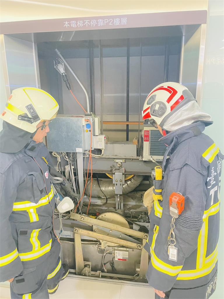 台中大遠百電梯受困驚魂! 19人困電梯 踩椅子脫困