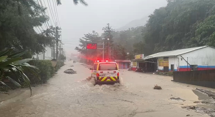 快新聞/南投仁愛連夜豪大雨 多處道路遭土石沖刷畫面曝光