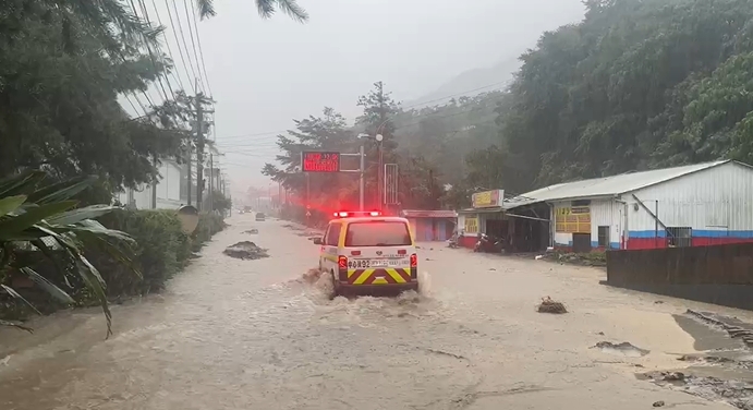 快新聞／南投仁愛連夜豪大雨　多處道路遭土石沖刷畫面曝光