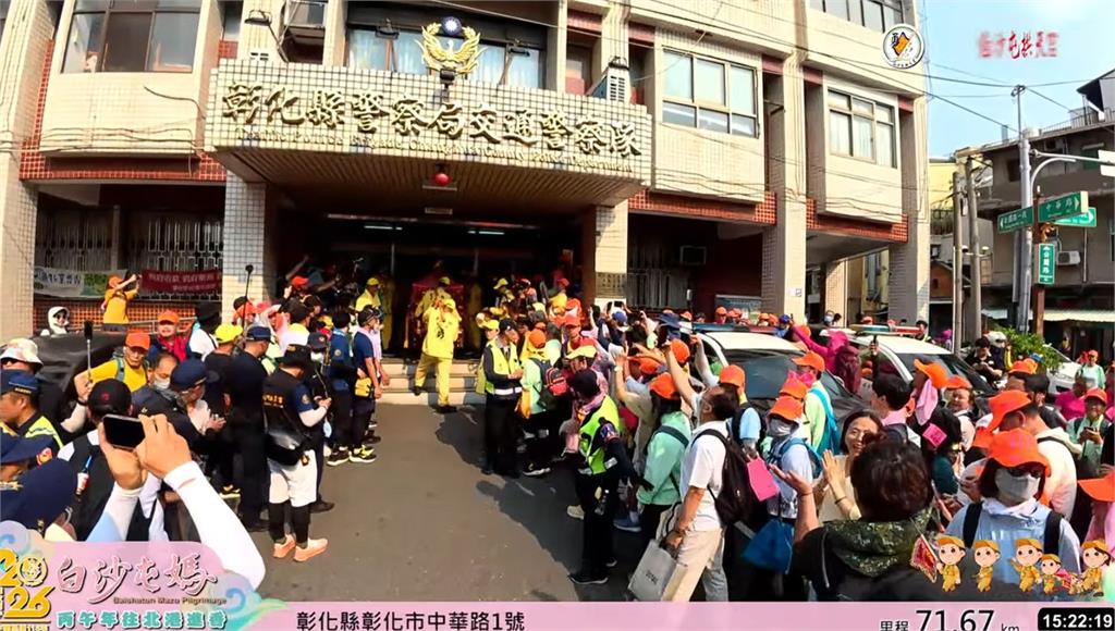 謝典霖設香案接駕！白沙屯媽祖「搖頭倒退嚕」　轉身衝隔壁「這處」尷尬畫面曝光