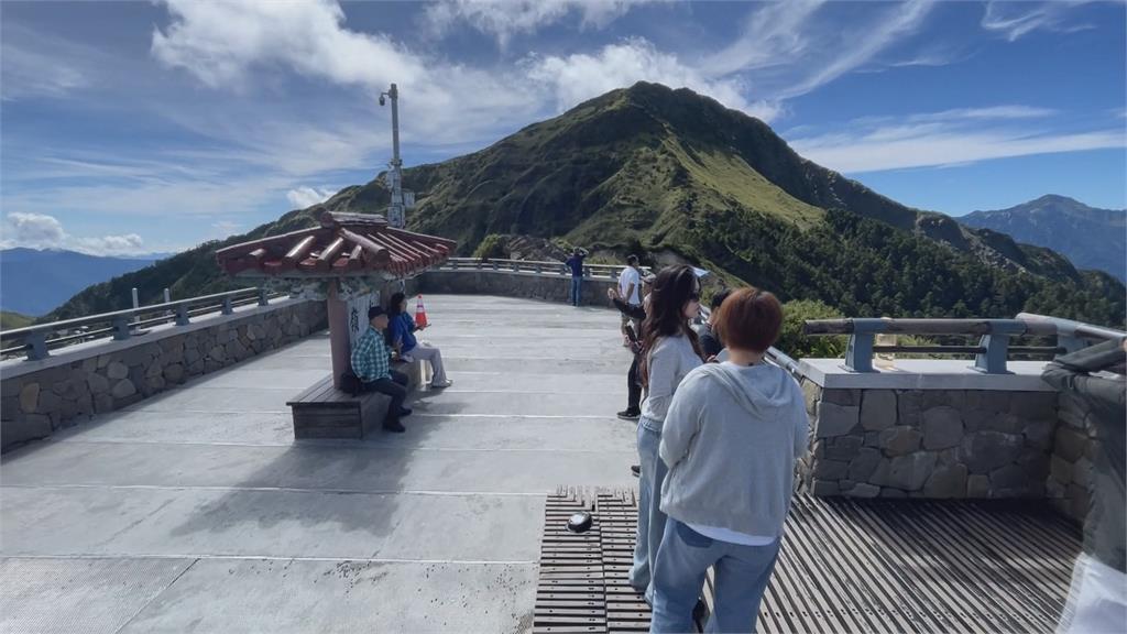 男衝武嶺亭放煙火! "火花四射"民眾急閃避 最高罰3千元