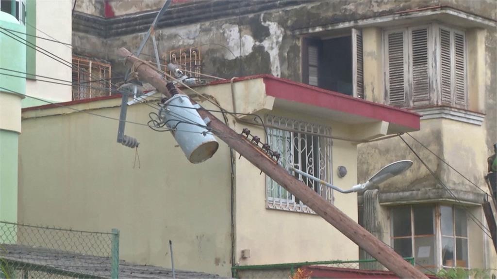 三級颶風「拉斐爾」肆虐古巴　電網崩潰千萬人無電可用