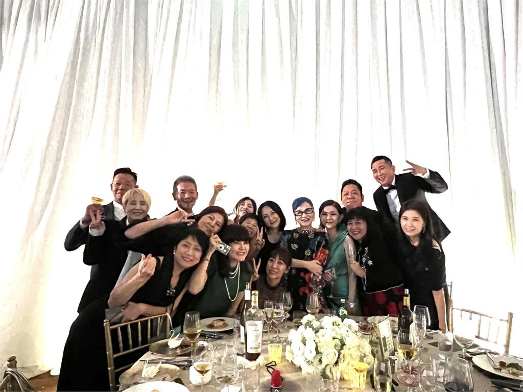 邱淑貞「厚黑髮全上梳」現身台北！三寶媽「57歲真實狀態」震驚網：也…