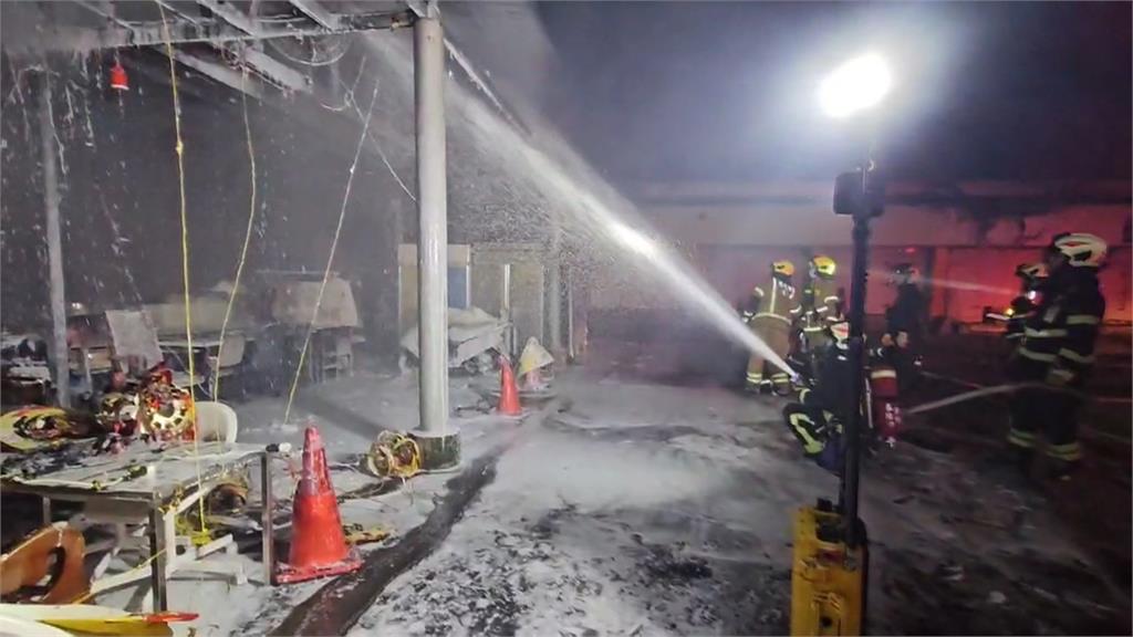 基隆果菜市場內廟深夜大火! 火勢全面燃燒幸無人傷亡