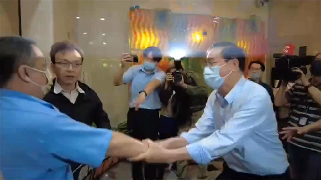 藍闖NCC抗議爆衝突 政院批介入獨立機關運作惡例