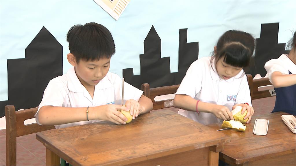 北市國小營養午餐整顆文旦遭疑「銷庫存」 校方駁斥