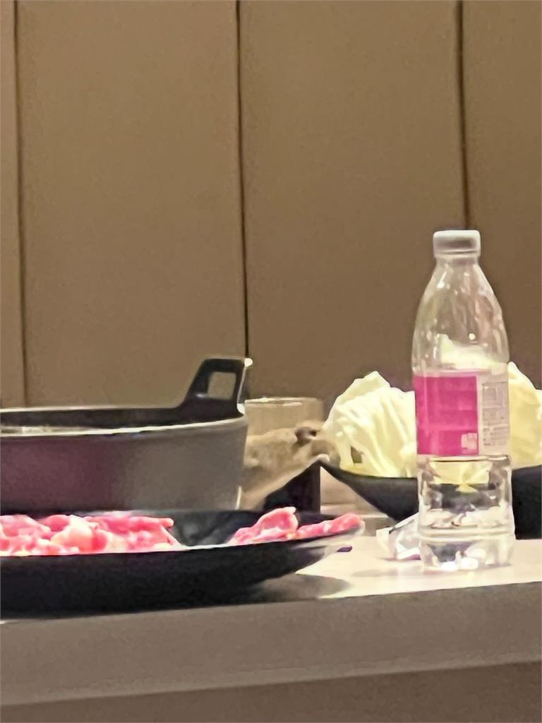 高雄火鍋店驚見「老鼠啃菜」　衛生局開罰了