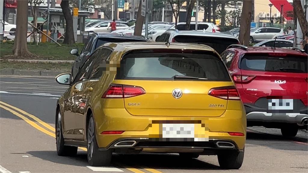 有影／高雄行車糾紛！車輛違停紅線擋道　駕駛指揮「繞過雙黃線」陷僵持