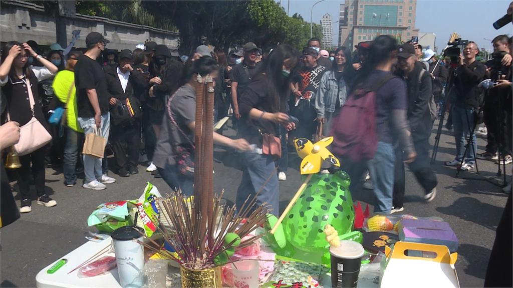 柯文哲涉京華城案遭求刑28年半 民眾黨支持者上凱道「掃墓」