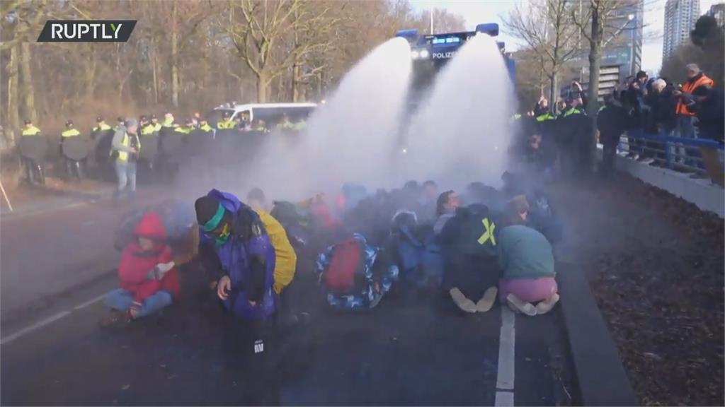 抗議政府補貼石油公司　荷蘭示威者遭高壓水柱洗禮
