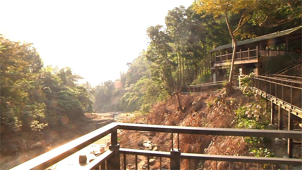 網紅跨越萬年峽谷欄杆拍照 雲林縣府要求「陳述事實」否則最高開罰5萬