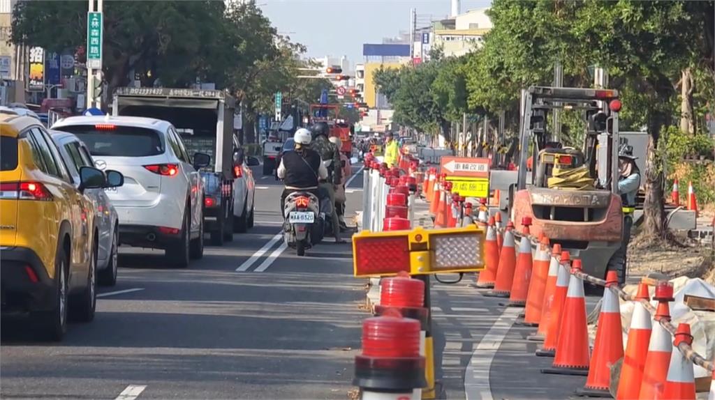 嘉義女騎士自撞施工護欄 後方駕駛急煞險追撞