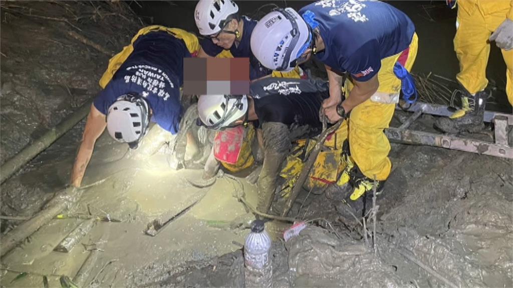 高雄台電人員施工險遭活埋 消防員救援6小時脫身