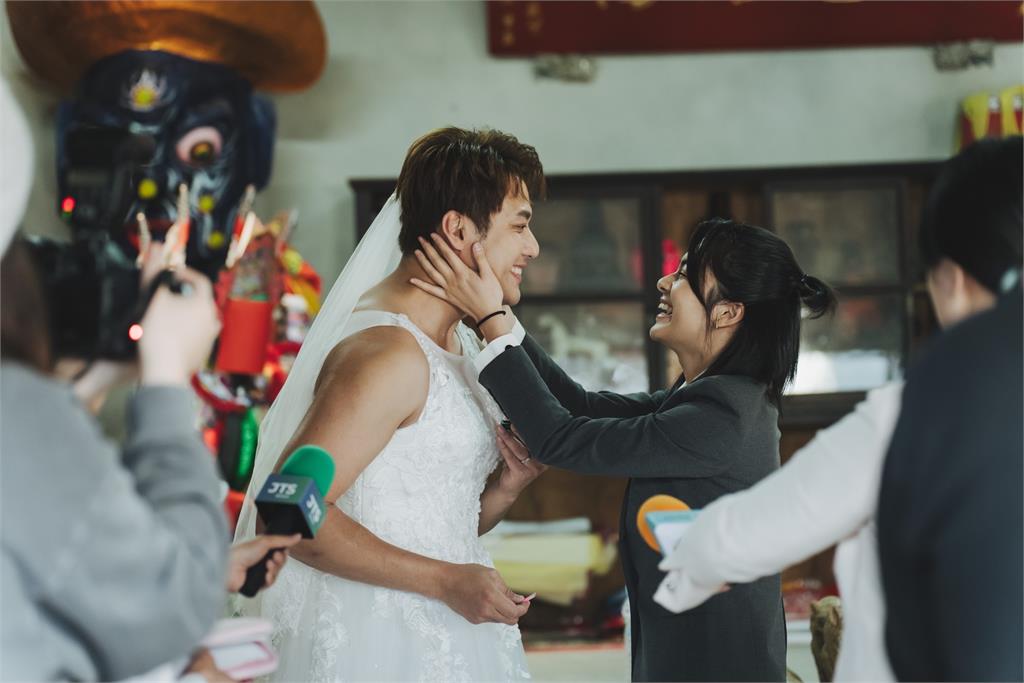 《阿松與阿暖》迎來完結篇！張睿家抱得美人歸穿婚紗求婚　自嘲「金剛芭比」笑翻全場