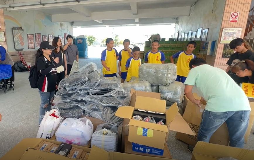 新北善心人士贈球具裝備給光復國中 助小球員投入花蓮縣運比賽