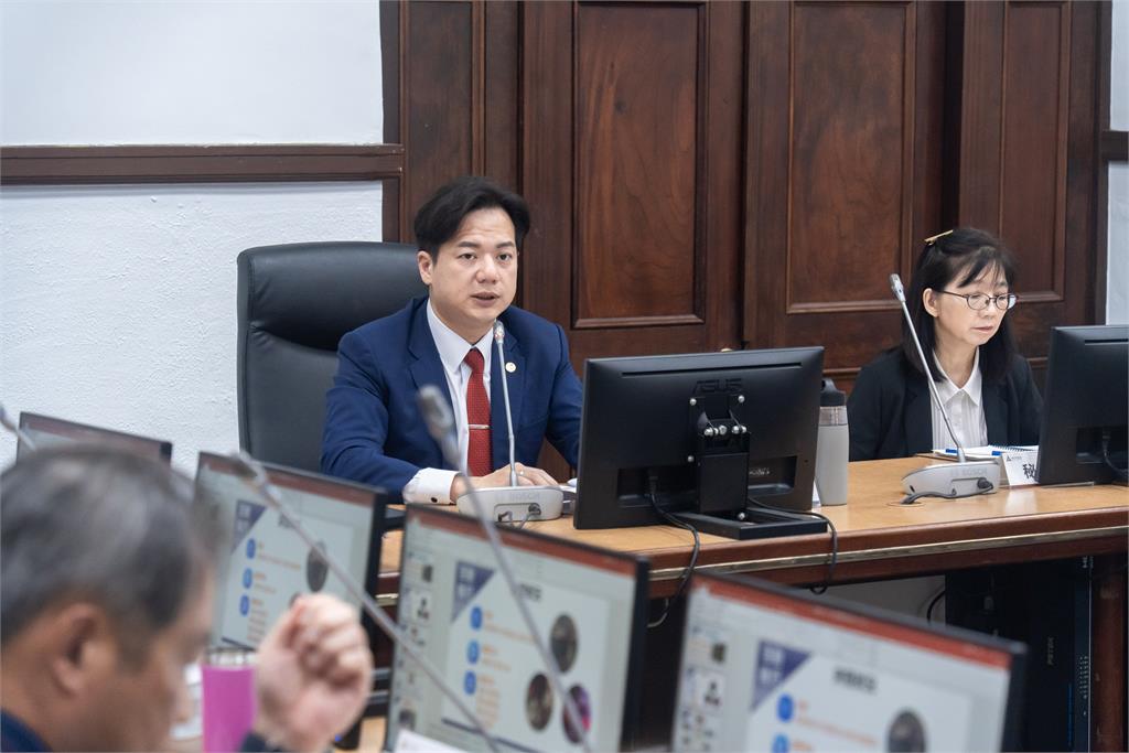 竹市智慧停車柱奪AI應用卓越獎 邱臣遠代理市長肯定智慧交通新典範