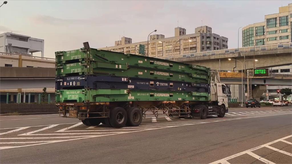 高雄過港隧道鼓風機遭撞落 橫躺車道交通一度受阻