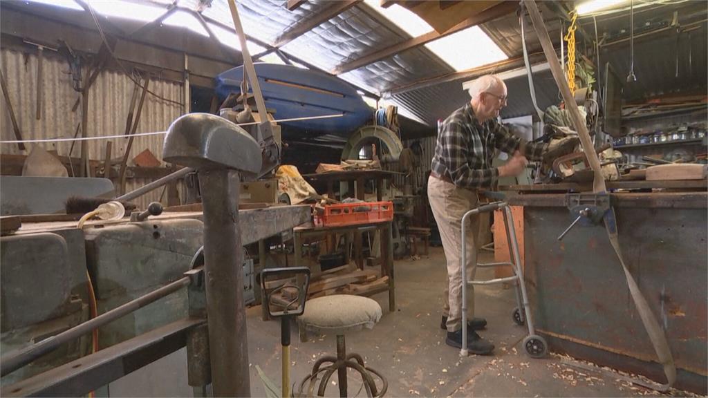 澳洲百歲人瑞不退休打造經典古董車　國寶級手藝成傳奇