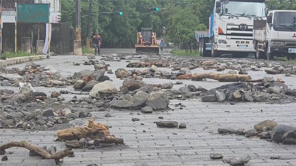 暴雨狂轟!屏東高樹鄉瀑布驚現土石流 居民無法出入嘆「人在孤島」