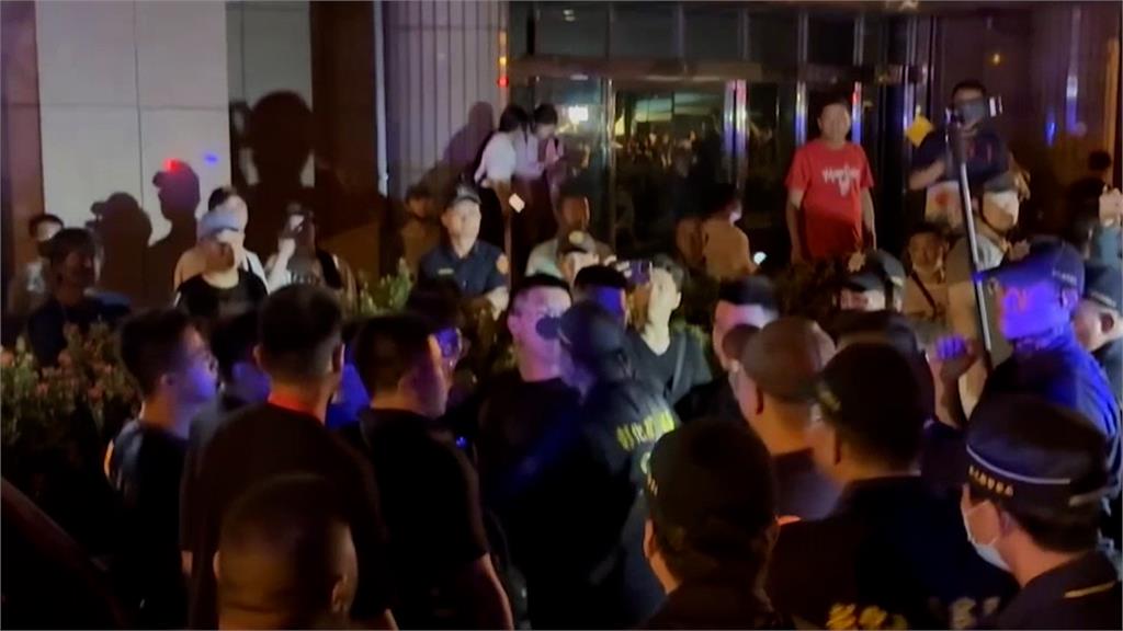 回鑾晚了3小時!彰化信眾苦守大甲媽到凌晨 一度爆推擠搶轎