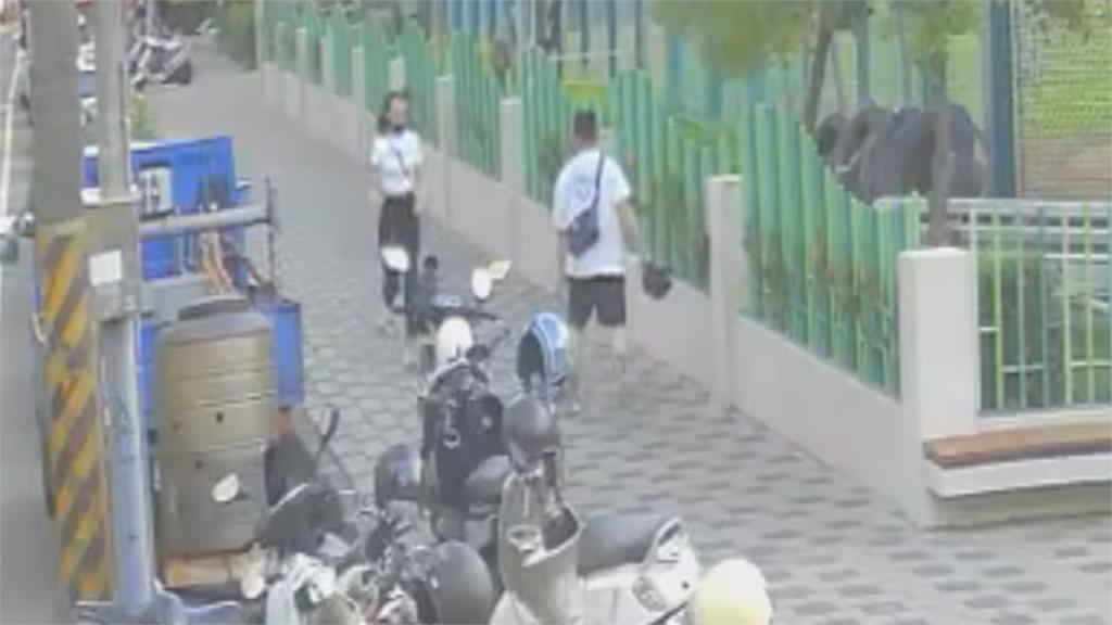 獼猴兩度偷香蕉都得逞! 開心蹦跳享用戰利品畫面監視器全都錄
