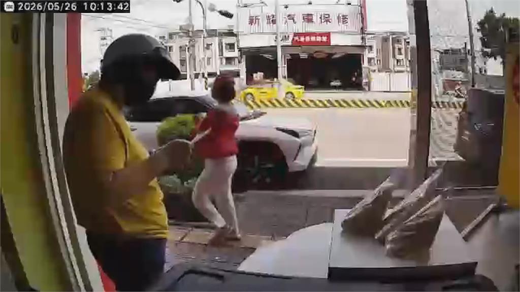 「人瑞級」店貓曬太陽突遭女抱走　飼主心碎發文「把全家還給我們」