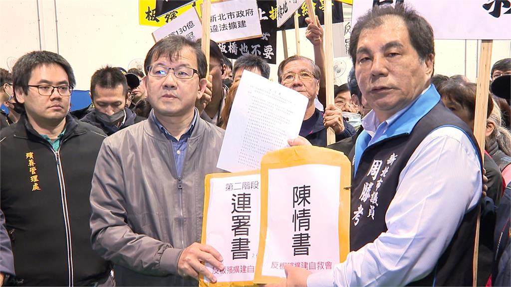 第三場板殯說明會！　居民拉布條抗議　四叉貓現身開直播