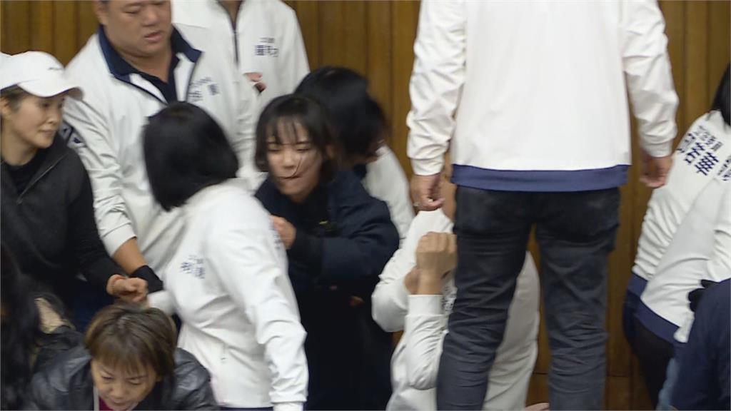 快新聞/主席台失守!遭陳玉珍抱住勒脖 黃捷:我被顏寬恒、鄭天財架出去