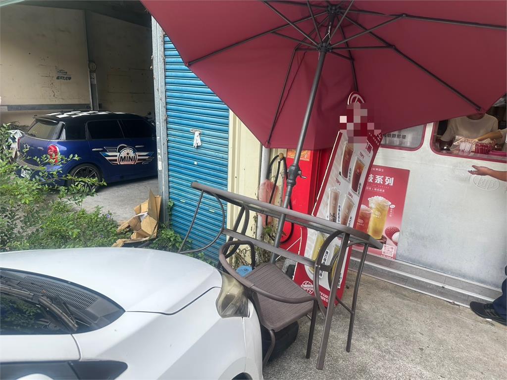 超級衰！才剛坐下等飲料　男顧客被滑行汽車撞倒在地