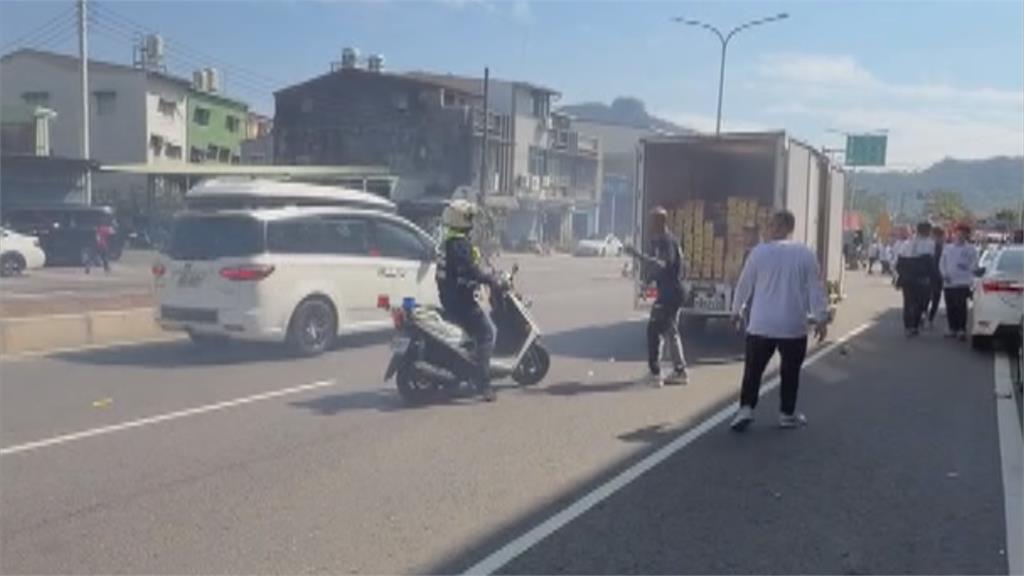 驚險！　香會大典「車道中央放沖天炮」　警邊騎車邊踢開