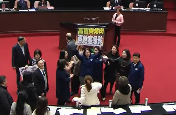 快新聞/失控場面!藍委立院舉牌、喊口號韓國瑜超無奈 網紅嗆王鴻薇:你好意思