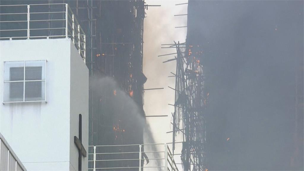 宏福苑火災猛烈蔓延來不及逃！　妻疑困火場　老翁悲痛雙手高舉