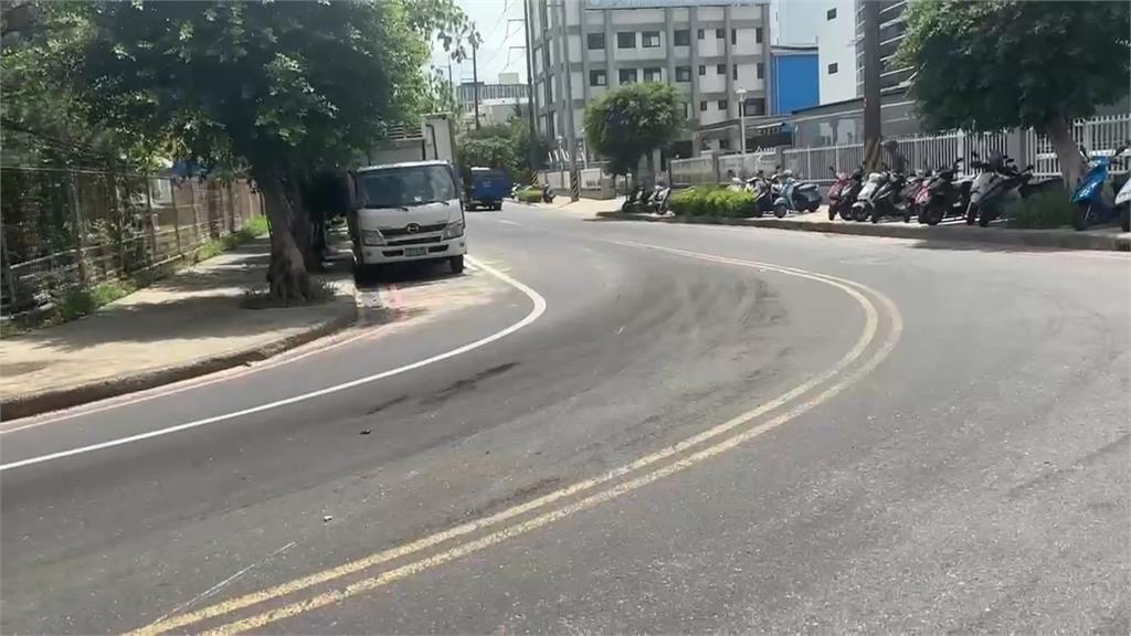 桃園中壢疑曳引車漏油　6騎士行經滑倒慘摔車