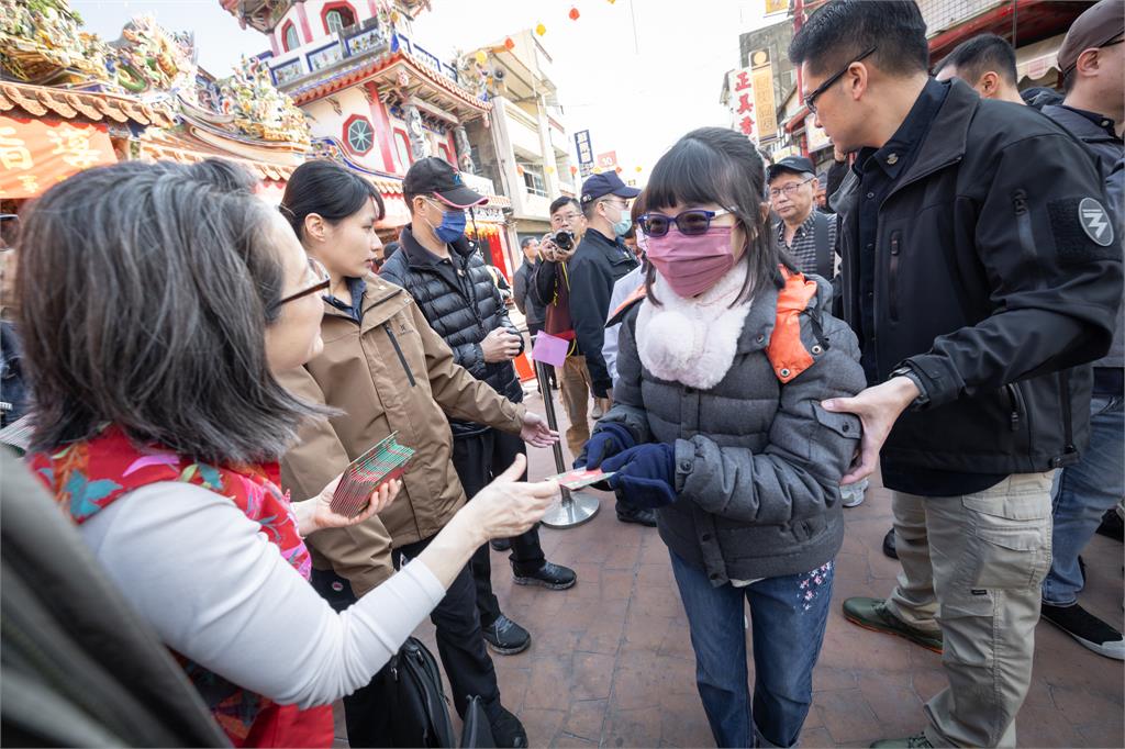 快新聞／蕭美琴初二赴嘉義、花東發福袋！民眾嗨喊「回娘家」　八炯也偕妻來排隊