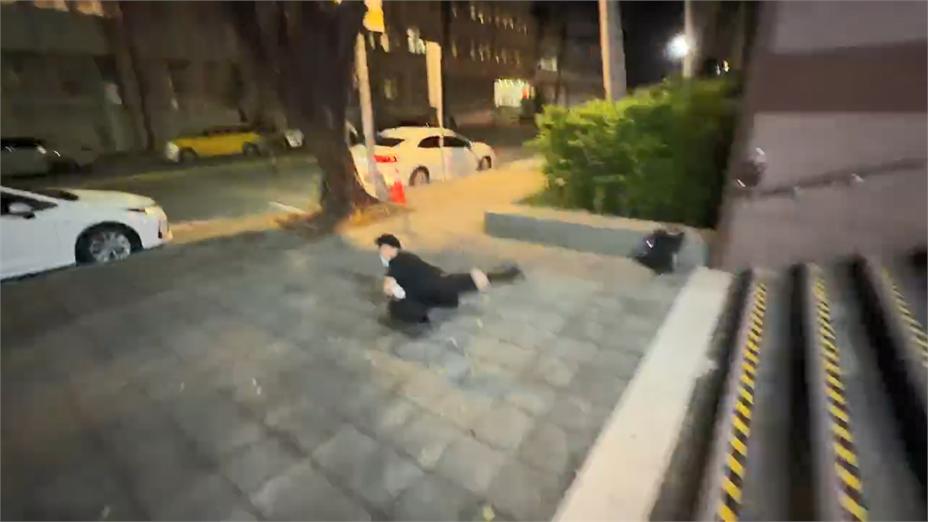 快新聞／還敢跑！警務正涉毒北檢狂奔「自信一跳」糗了　記者笑：吸「ㄎ一ㄤ」了嗎？